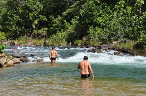 Hora do mergulho no Rio Palmas, no Balneário Douradas, em Aurora do Tocantins - TO